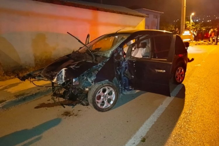 Bursa'da gece yarısı feci kaza! Duvara çarpan otomobilin motoru koptu