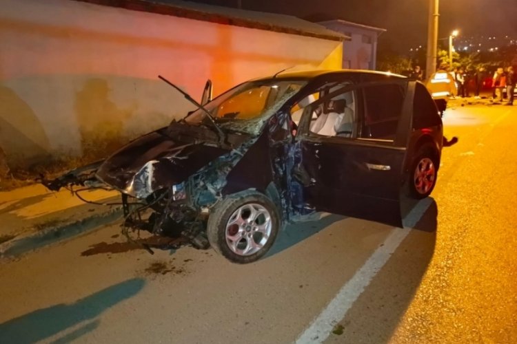 Bursa'da gece yarısı feci kaza! Duvara &ccedil;arpan otomobilin motoru koptu