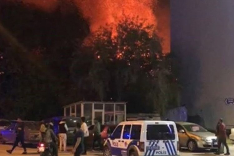 Evdeki yangın t&uuml;p&uuml; patladı, 2 ahşap bina alev alev yandı
