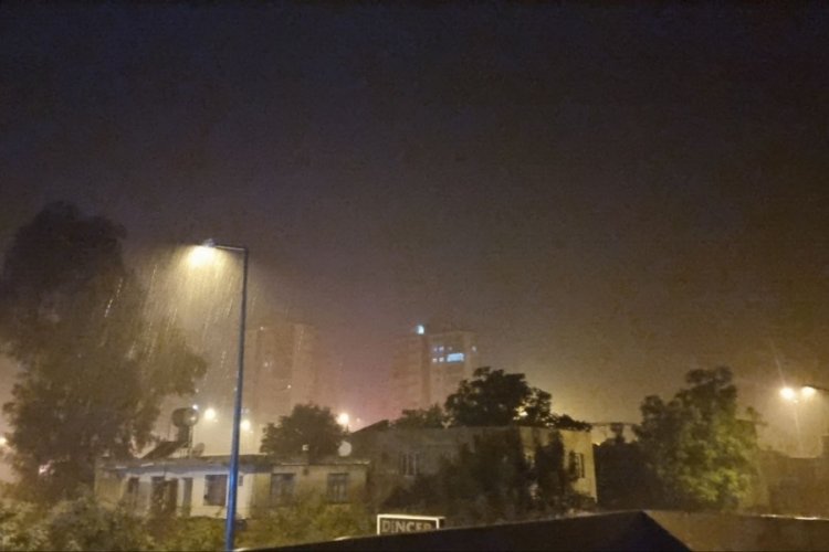 Adana'da gen&ccedil;ler yağmur altında oynadı