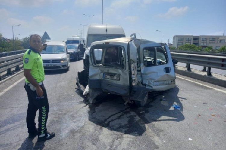 Antalya'da iki ara&ccedil; &ccedil;arpıştı: 2 yaralı