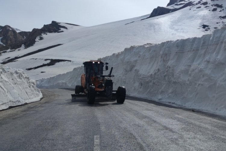 Van-Bah&ccedil;esaray karayolu 132 g&uuml;n sonra ulaşıma a&ccedil;ıldı