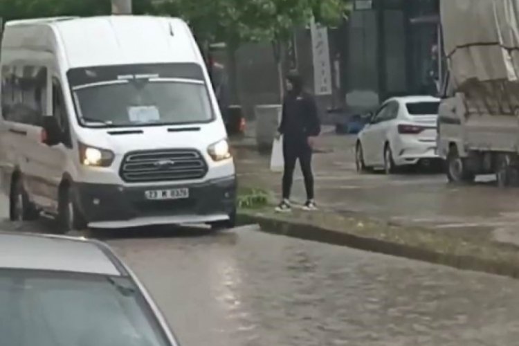 Dolmuş şof&ouml;r&uuml; yağmur sularının ortasında kalan yolcuyu inip şof&ouml;r kapısından i&ccedil;eri aldı