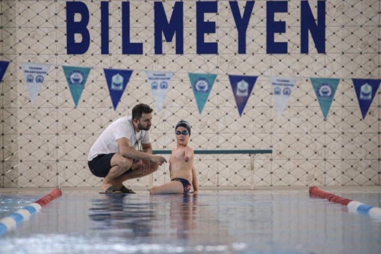 Bursa'da tek koluyla y&uuml;zen Muhammed Ali ilk madalyalarını kazandı