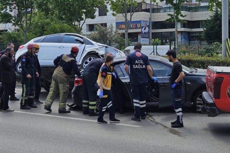 Bursa'daki kazada ara&ccedil; aracın &uuml;zerine &ccedil;ıktı