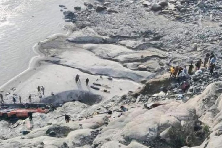 Pakistan'da korkun&ccedil; kaza: Otob&uuml;s vadiye u&ccedil;tu! En az 20 &ouml;l&uuml;