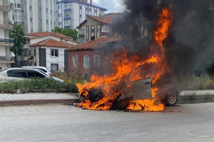 Kontağı &ccedil;evirdi, otomobili alev aldı