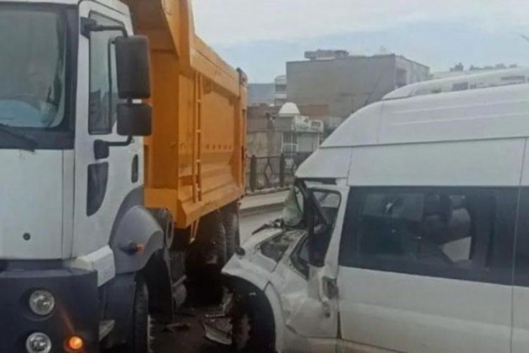 Şırnak'ta &ouml;ğrenci servisi kaza yaptı! 15 yaralı