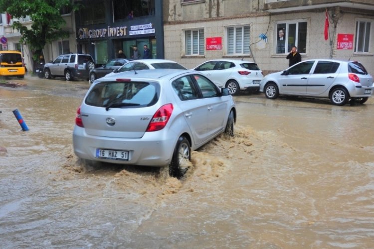 Şiddetli yağış Erdek'te hayatı fel&ccedil; etti
