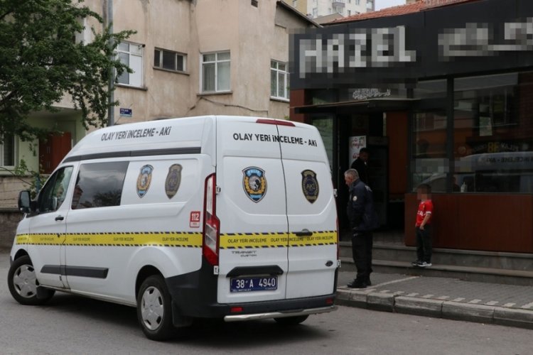 Uzaklaştırma kararına uymayıp yanına gittiği kızını bı&ccedil;akladı