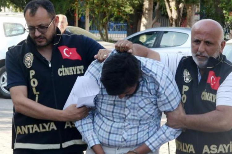 Antalya'da evinde ölü olarak bulunan kadının oğlu adliyeye sevk edildi