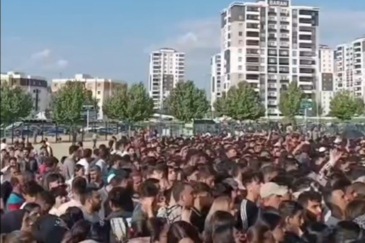 Bilet kuyruğunda izdiham! 16 kişi baygınlık ge&ccedil;irdi