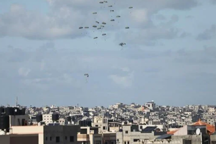 Gazze'ye havadan bırakılan yardım kutuları insanların üzerine düştü!