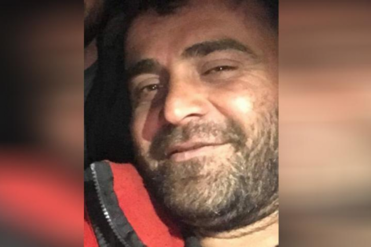 Kendisini d&ouml;vd&uuml;ğ&uuml;n&uuml; iddia ettiği babasını &ouml;ld&uuml;rd&uuml;!