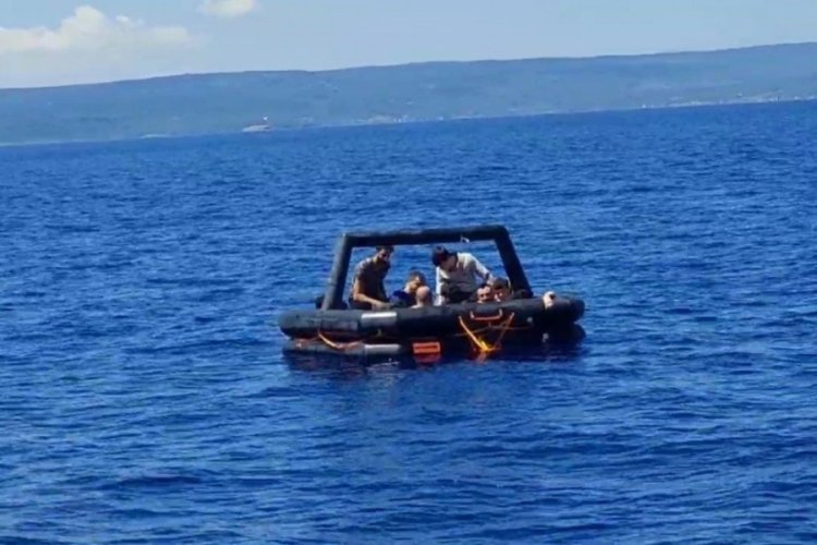 Balıkesir a&ccedil;ıklarında 7'si &ccedil;ocuk, 21 d&uuml;zensiz g&ouml;&ccedil;men kurtarıldı