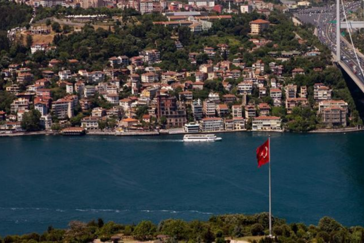 İstanbul Boğazı güney-kuzey yönlü gemi trafiğine açıldı