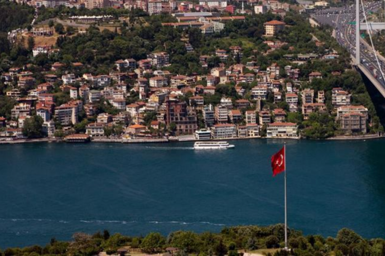 İstanbul Boğazı g&uuml;ney-kuzey y&ouml;nl&uuml; gemi trafiğine a&ccedil;ıldı