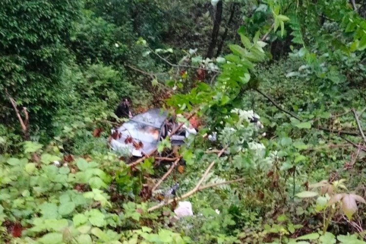 Rize'de gelin arabası şarampole yuvarlandı!
