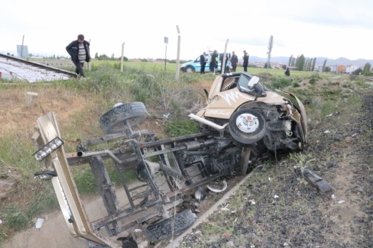 Afyonkarahisar'da hemzemin geçitten geçmeye çalışan kamyonete tren çarptı
