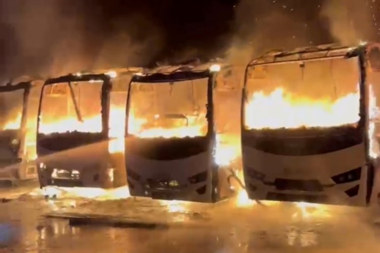 Otoparkta yangın! 15 toplu taşıma aracı k&uuml;le d&ouml;nd&uuml;