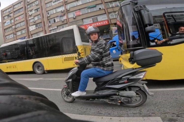 İstanbul'da trafikte kahkahaya boğan kaza: Motosikletine çarpan kişi annesi çıktı