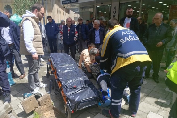 Bursa'da bir adam &ccedil;ocuklara &ccedil;arpmamak i&ccedil;in manevra yaptı! Dubaya &ccedil;arpıp yaralandı
