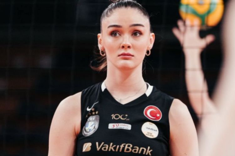 Sinem Kobal ile poz veren Zehra G&uuml;neş tarzıyla beğeni topladı!