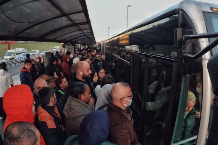 Metrob&uuml;s sapığını&nbsp;telefonu ele verdi: Onlarca&nbsp;etek altı&nbsp;fotoğrafı bulundu!