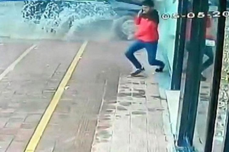 Kahramanmaraş'ta saniyelerle otomobilin altında kalmaktan kurtuldu
