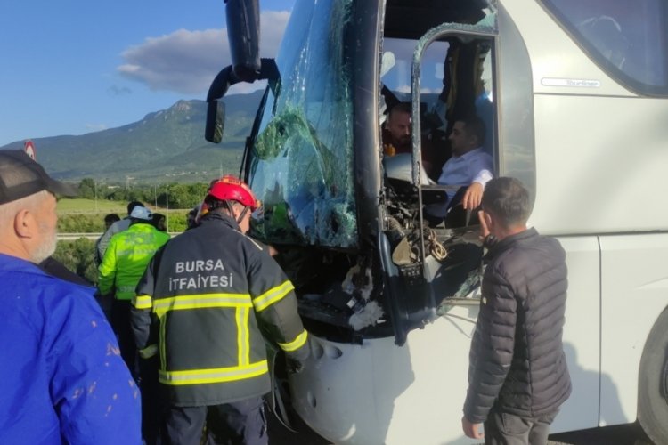 Bursa'da yolcu otobüsü tıra arkadan çarptı