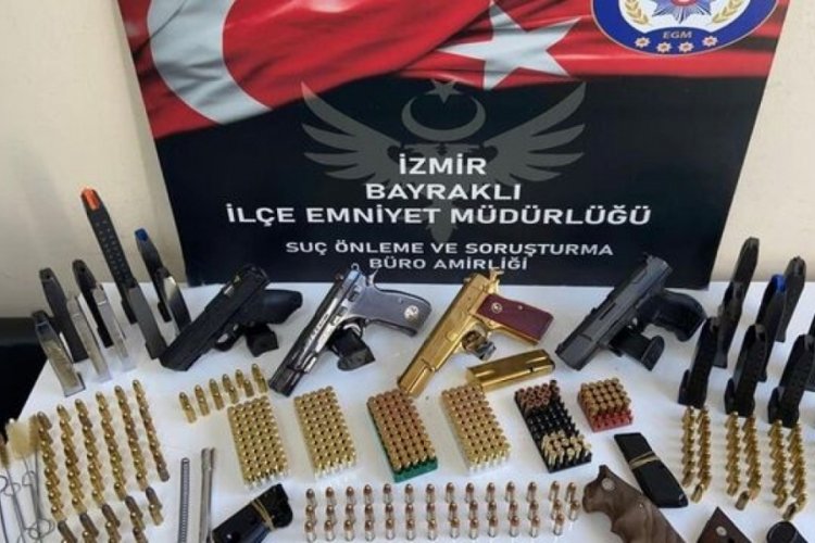 İzmir'de polisin baskın yaptığı evden 4 tabanca &ccedil;ıktı, 1 g&ouml;zaltı