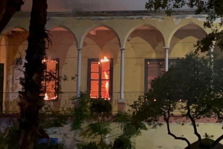 Hatay'da 200 yıllık bina k&uuml;le d&ouml;nd&uuml;