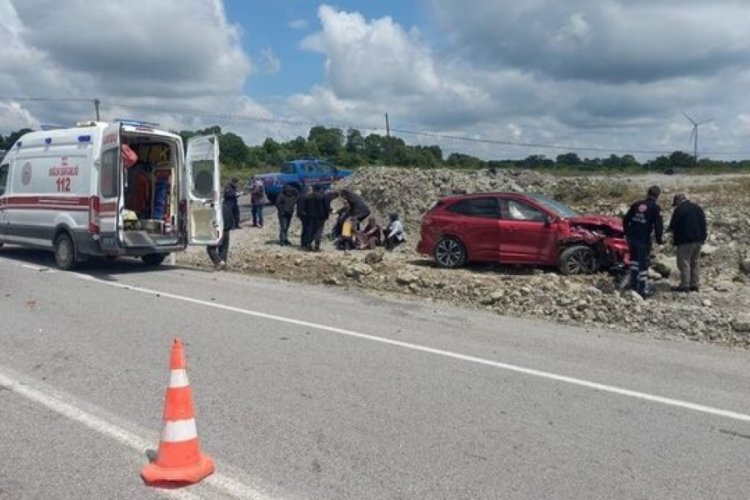 Balıkesir'de otomobille minibüs çarpıştı: 4 yaralı