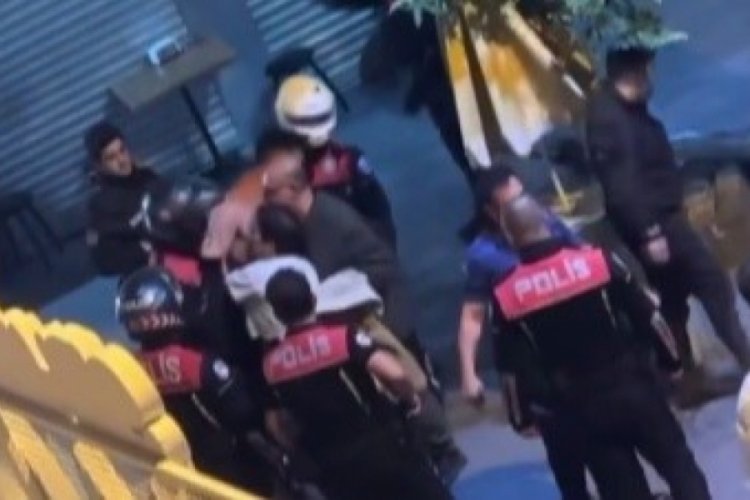 İzmir'de kavgaya müdahale eden polislere saldıran şahıs kamerada