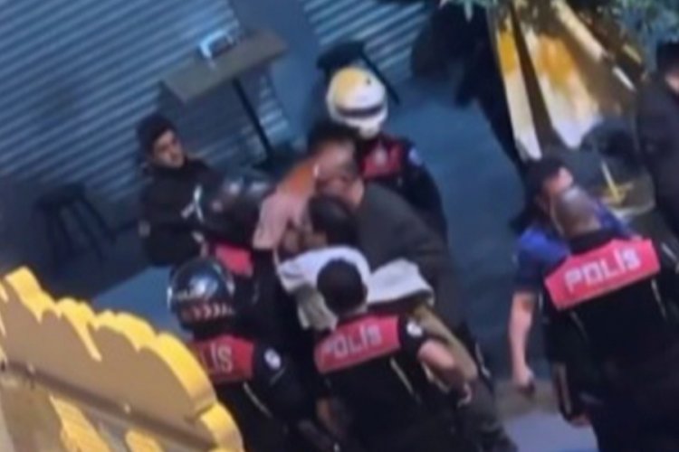 Kavgayı ayıran polise kafa attı