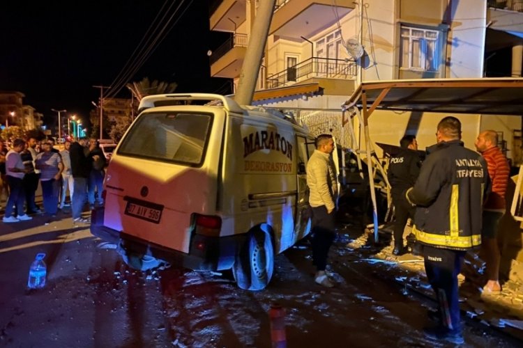 Kontrolden &ccedil;ıkan kamyonet elektrik direğine &ccedil;arptı!