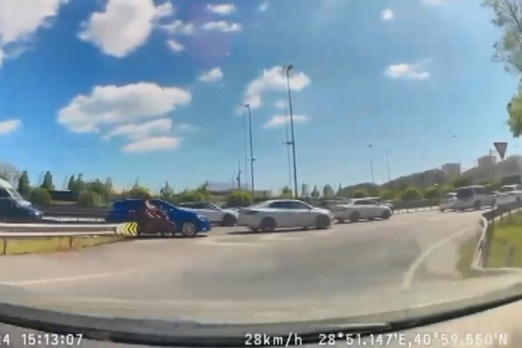 İstanbul'da otomobil şerit değiştirmek isterken motosiklete çarptı