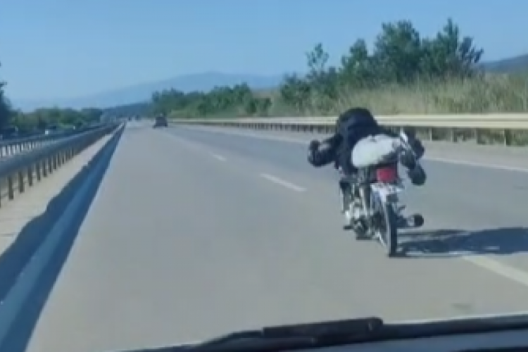 Bursa'da motosiklet s&uuml;r&uuml;c&uuml;s&uuml; trafikte canını hi&ccedil;e saydı