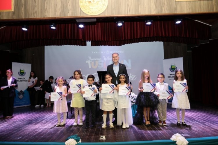 Bursa'da küçük sanatçılar piyano performanslarıyla beğeni topladı