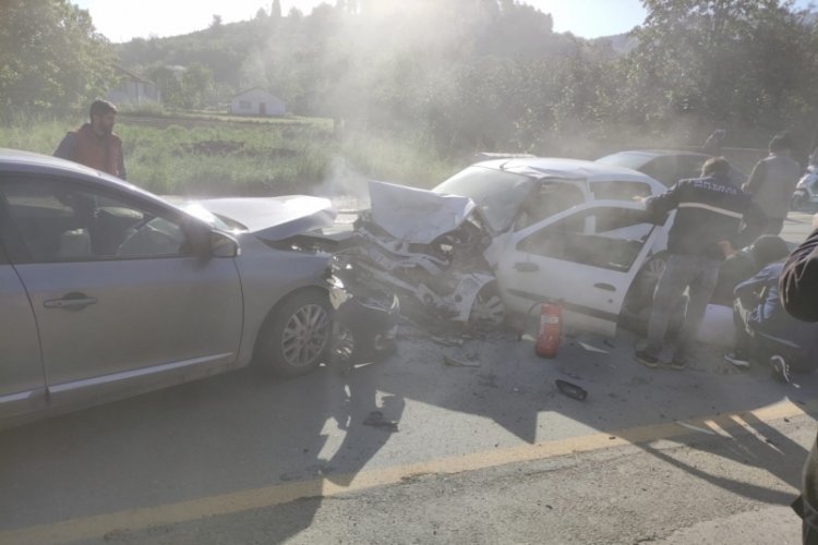 Sakarya'da iki otomobil kafa kafaya &ccedil;arpıştı