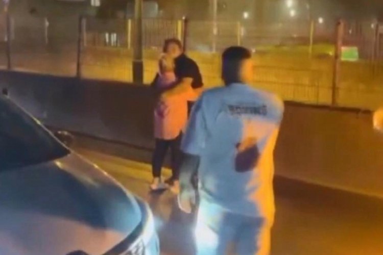 İstanbul'da sevgilisinin doğum g&uuml;n&uuml; i&ccedil;in caddeyi kapattı, trafik kilitlendi