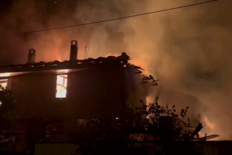 Bursa'da bir evde yangın çıktı!  2 eve daha sıçradı