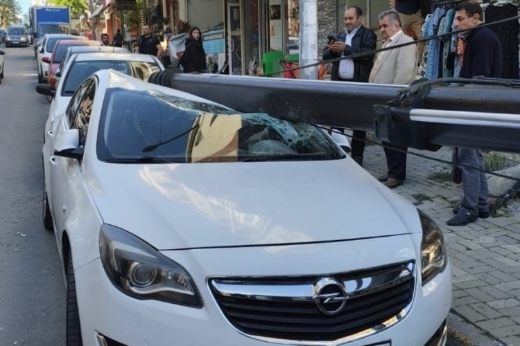 İstanbul'da otomobilin üstüne vinç düştü: 2 kişi kıl payı kurtuldu