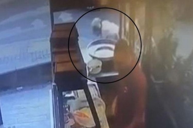 Elinde bı&ccedil;akla d&uuml;kkandan &ccedil;ıkan kadın b&ouml;yle &ouml;ld&uuml;r&uuml;ld&uuml;!