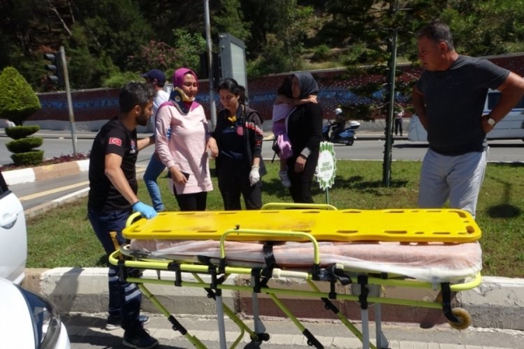 Kırmızı ışık ihlali kaza yaptırdı, ihlal yapan ara&ccedil; s&uuml;r&uuml;c&uuml;s&uuml; yaralandı