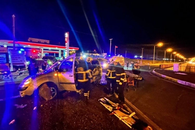 Mardin'de hafif ticari araç devrildi: 4 yaralı