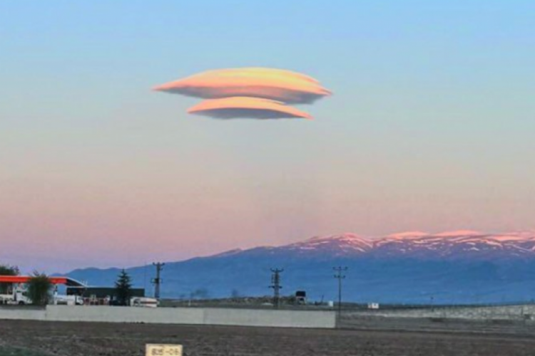 Niğde'de "lenticular" bulutu oluştu!