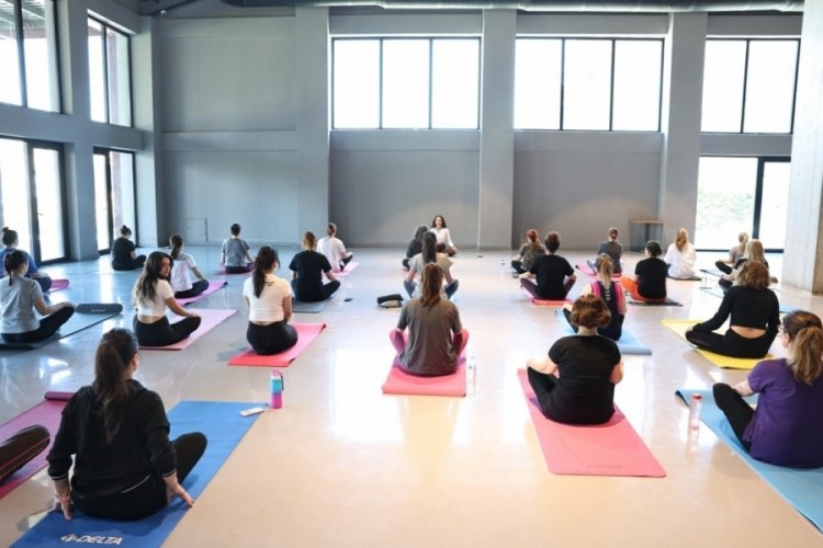 Nil&uuml;fer Pancar Deposu'nda yoga buluşmaları devam ediyor