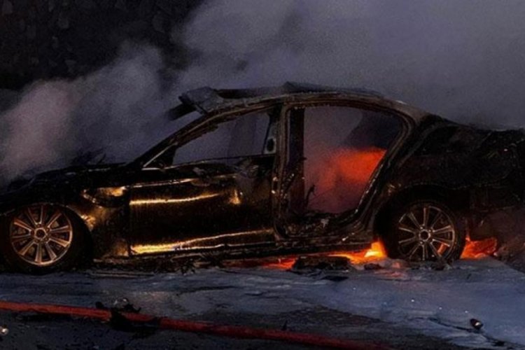 Ankara'da bariyerlere &ccedil;arpan otomobil alev aldı: 1 &ouml;l&uuml;, 5 yaralı