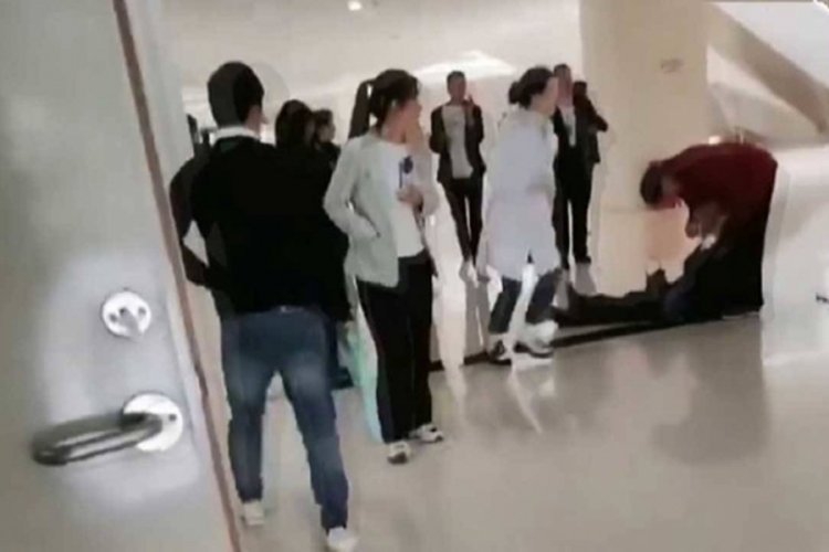 &Ccedil;in'de hastanede bı&ccedil;aklı saldırı! &Ouml;l&uuml; ve yaralılar var